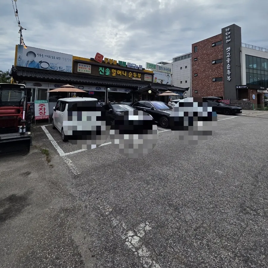 Full view of the Jinsol Halmeoni Sundubu building