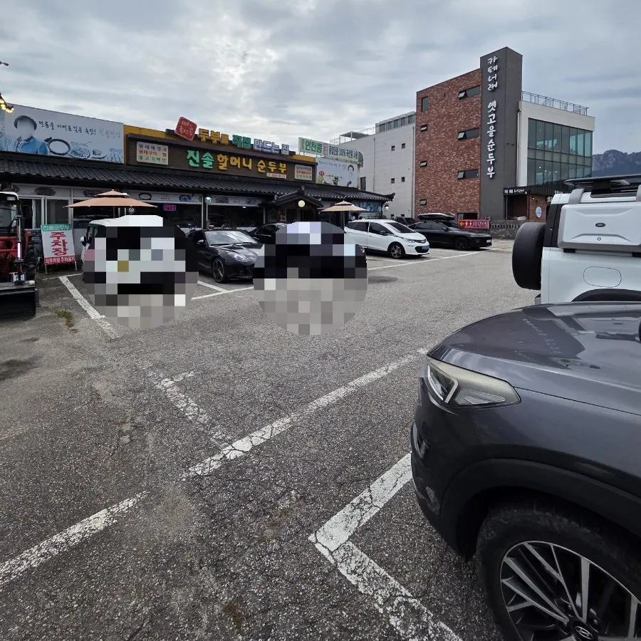 Large parking lot at Jinsol Halmeoni Sundubu
