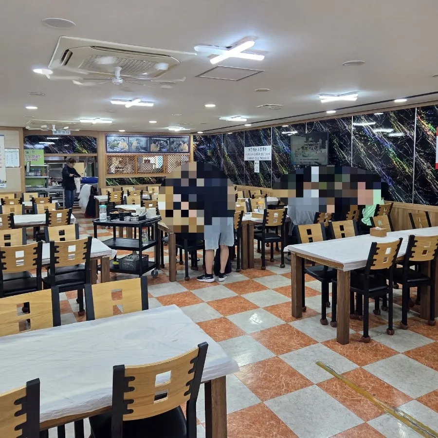 Spacious interior of Jinsol Halmeoni Sundubu