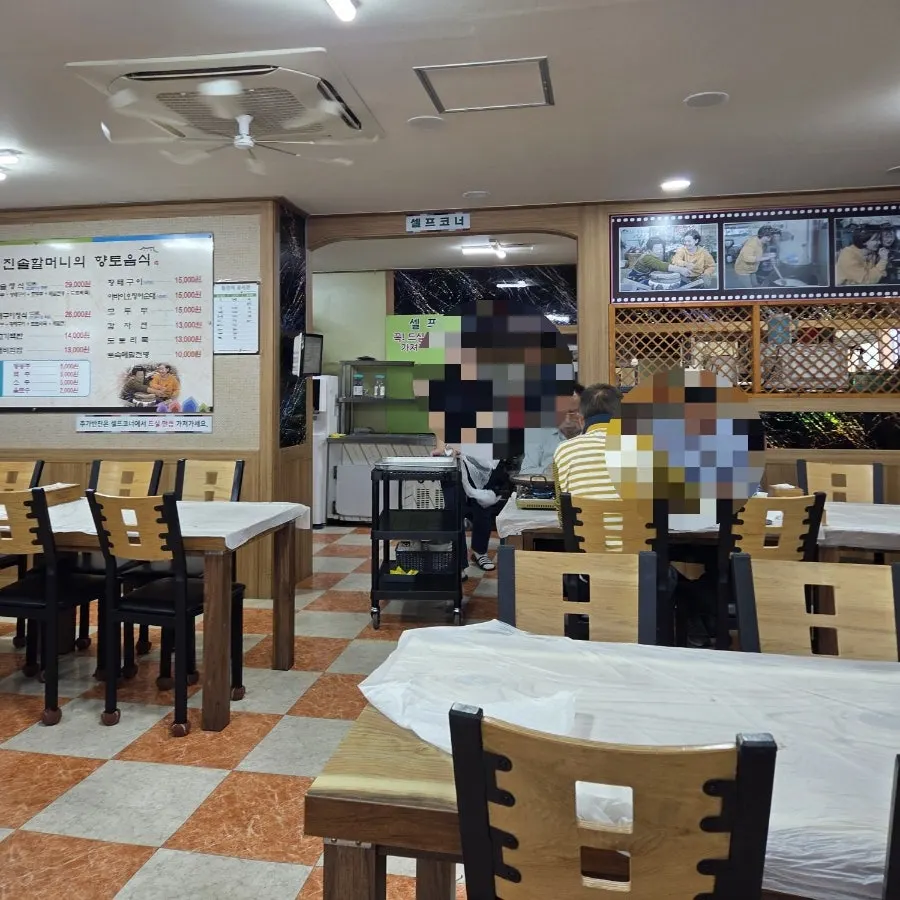 Wide dining hall seating, good for family visits