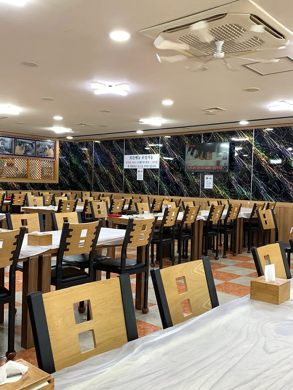 Spacious interior seating at Jinsol Halmeoni Sundubu