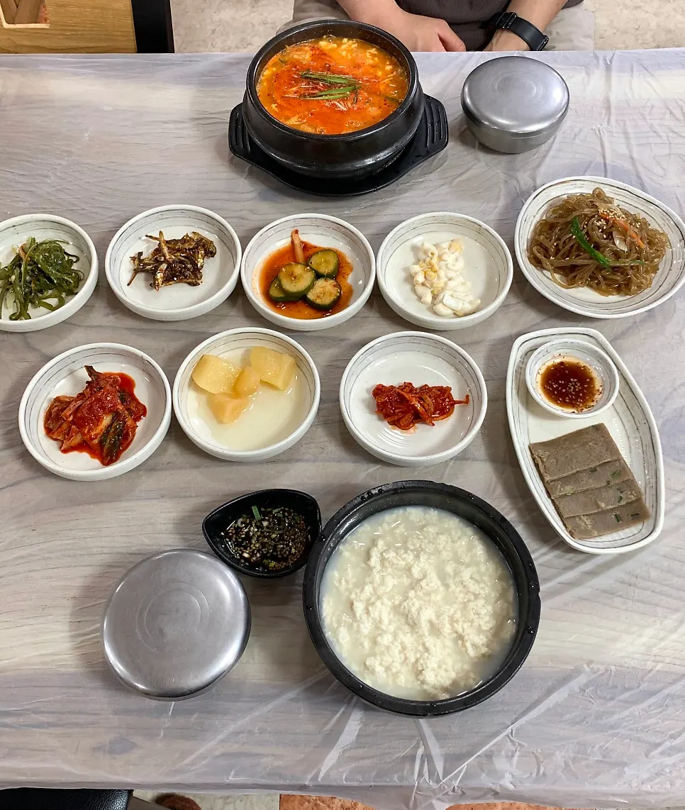 Table set with Chodang sundubu and haemul jjamppong sundubu