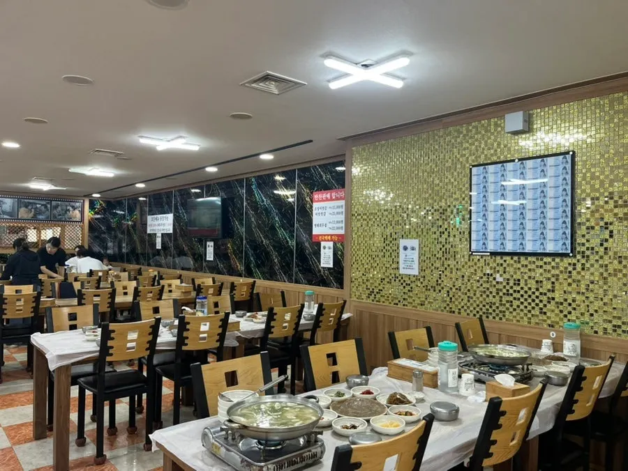 Interior seating at Jinsol Halmeoni Sundubu