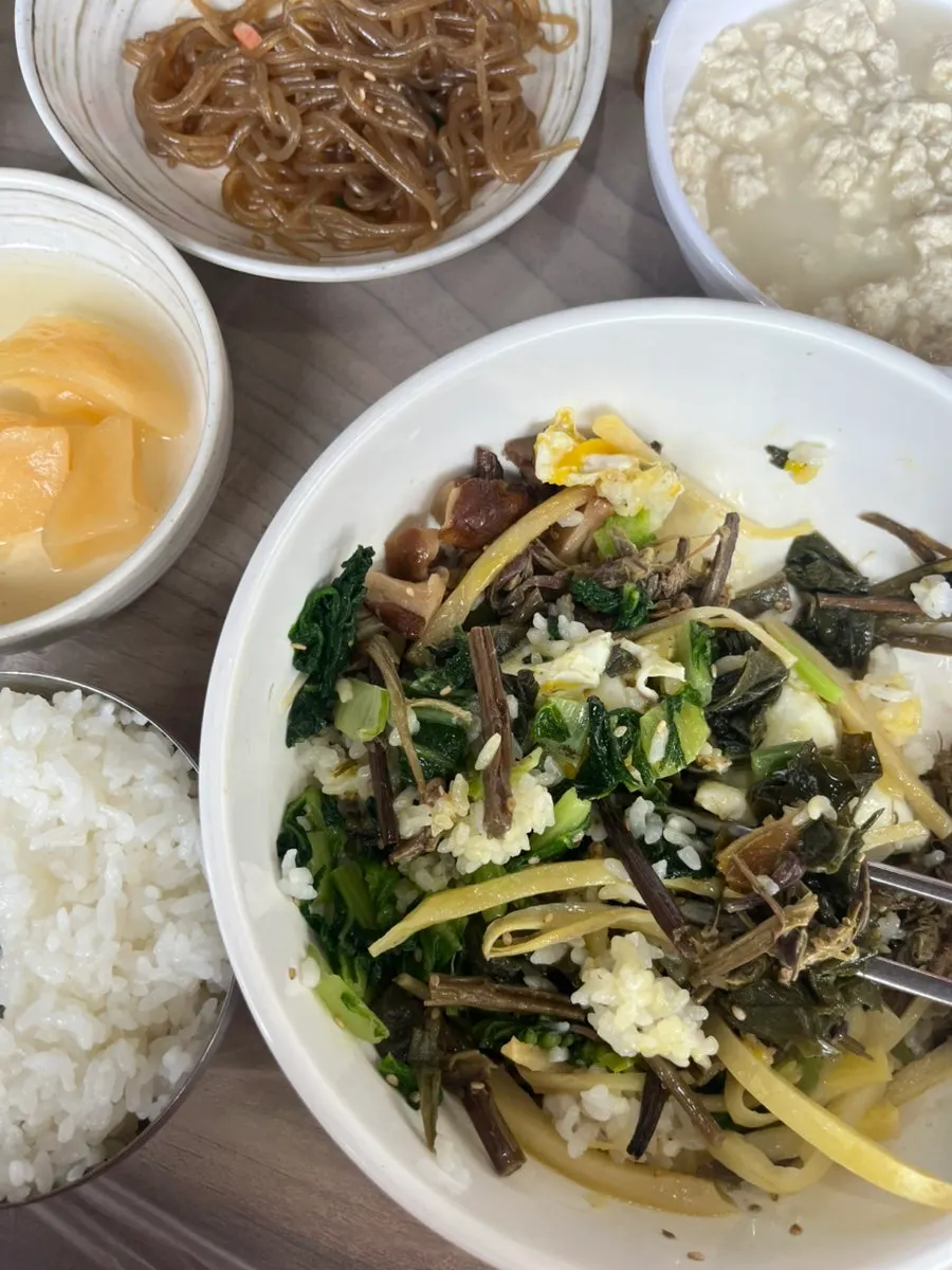 Wild greens bibimbap topped with five kinds of vegetables