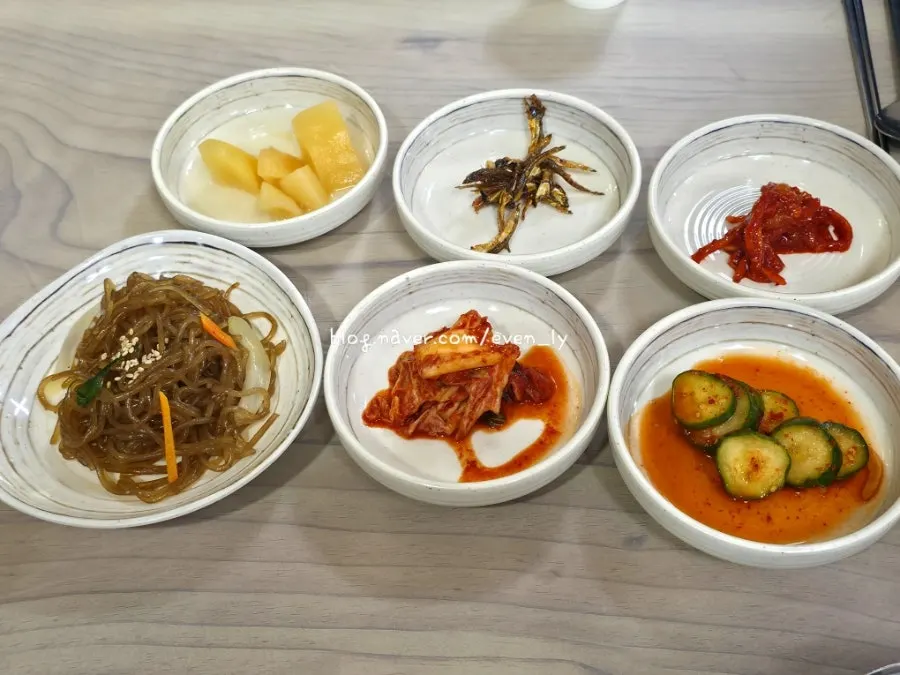 Neatly arranged basic side dishes