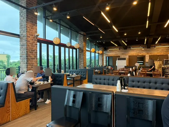 4인용 테이블이 놓인 콩밭뜰 속초점 내부