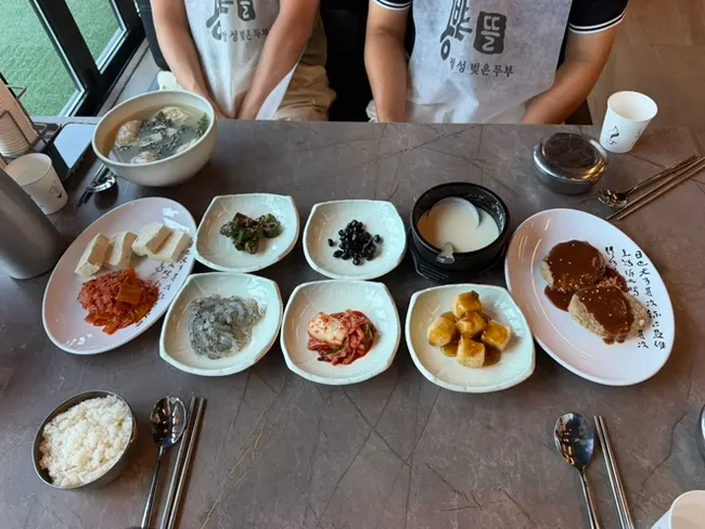 반찬이 가득 차려진 두부한상 상차림