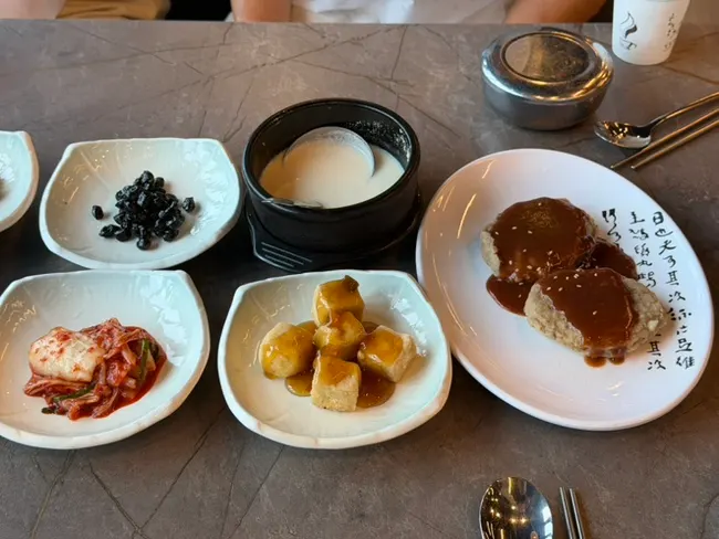 두부한상 기본 반찬 접시들