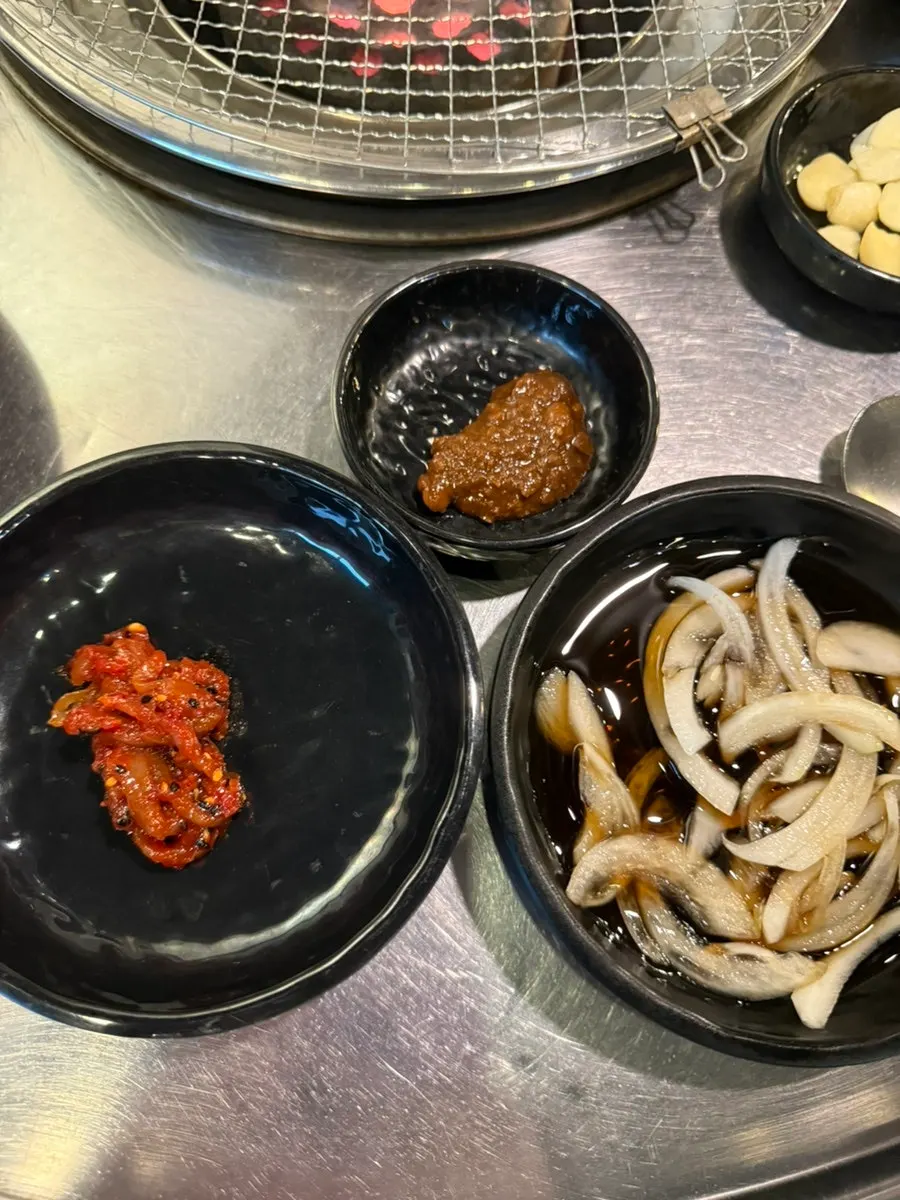 Pickled onions and seasoned bean sprout side dishes