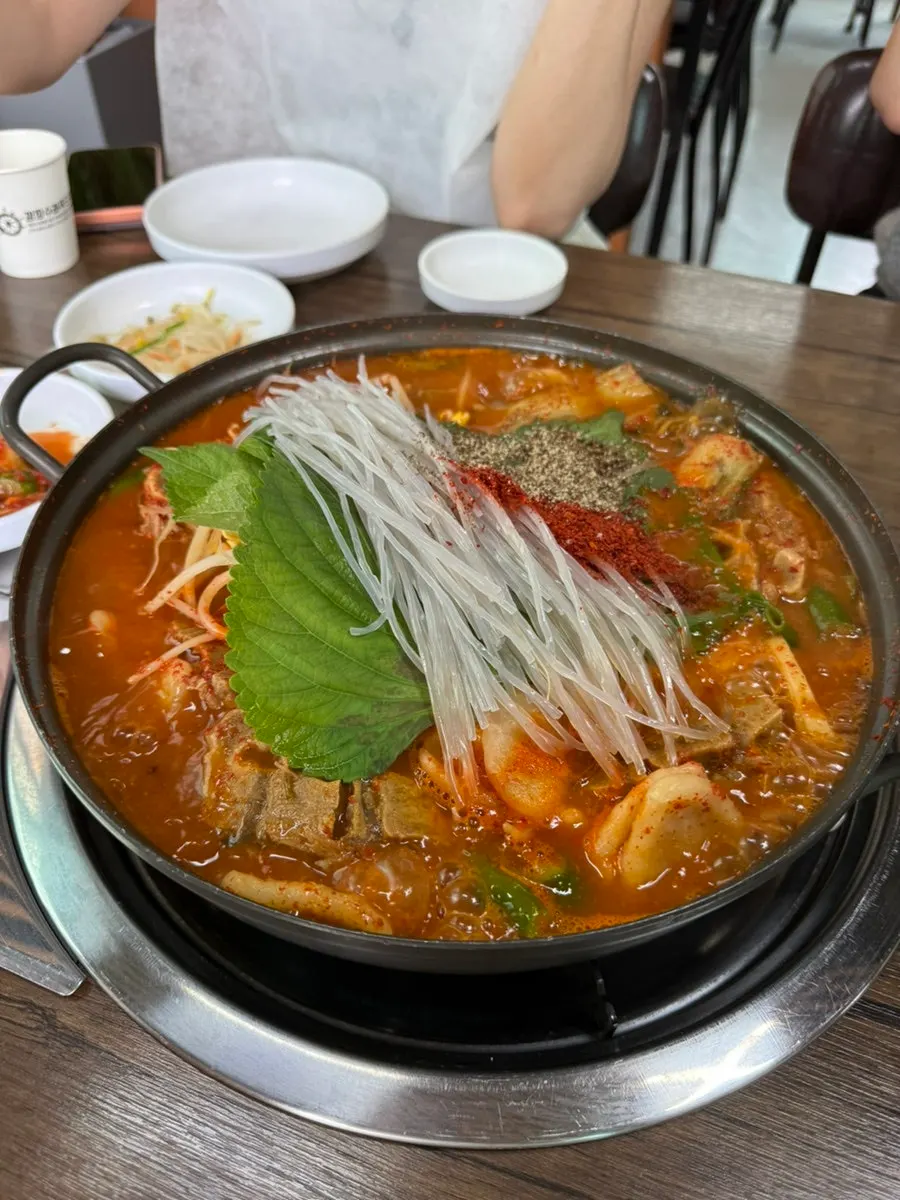 테이블에 세팅된 관동집 반찬