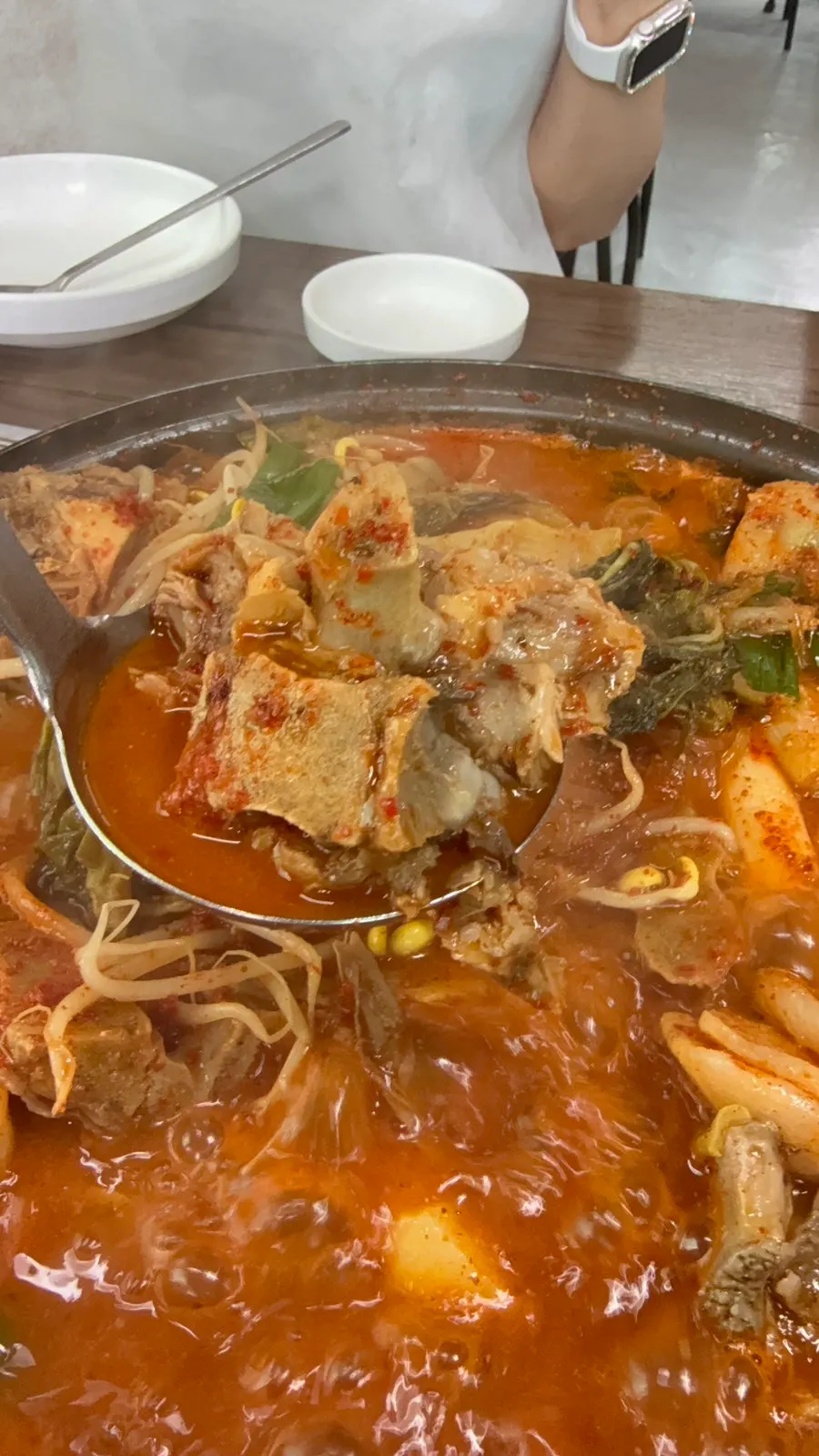 풍성한 비주얼의 관동집 감자탕