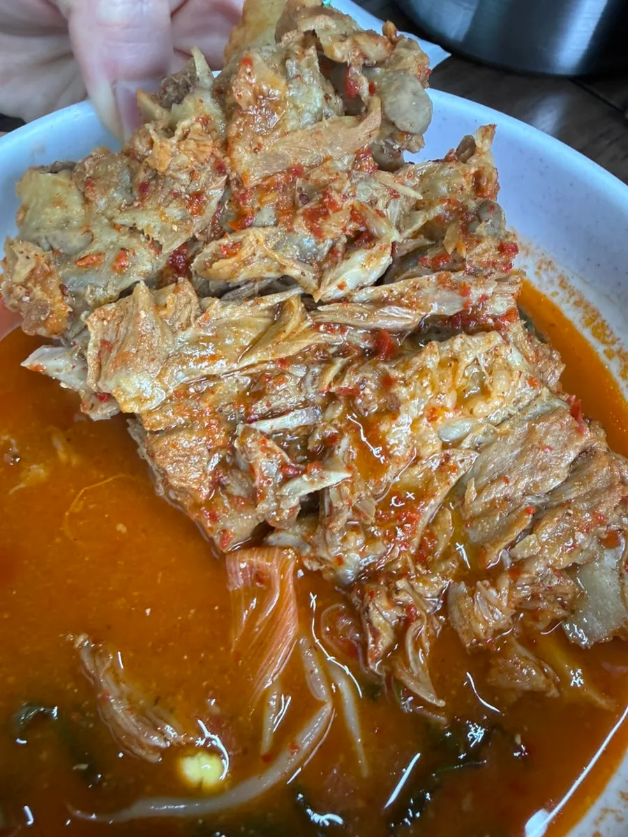 보글보글 끓는 감자탕 국물과 깻잎