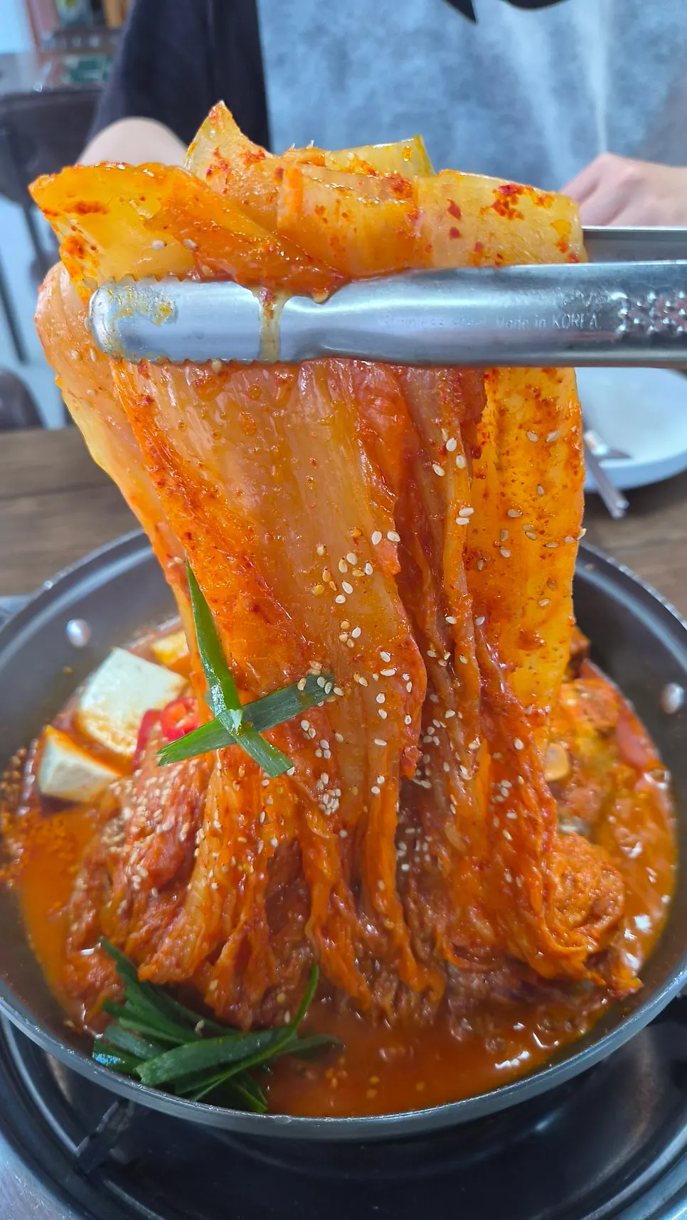 기본 반찬과 함께 차려진 관동집 상차림