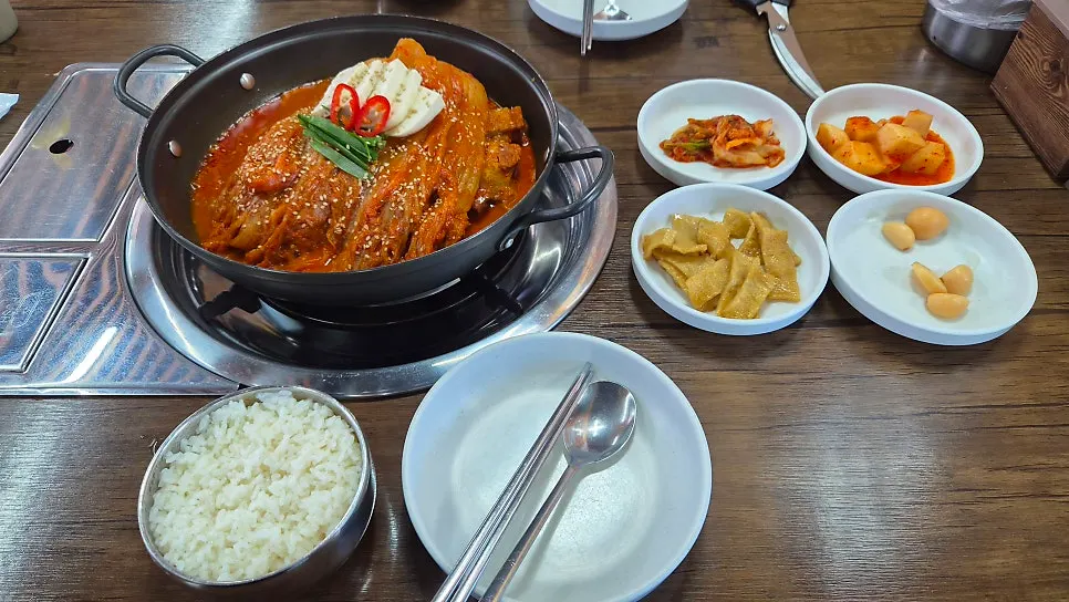 냄비 가득 담긴 관동집 묵은지뼈찜