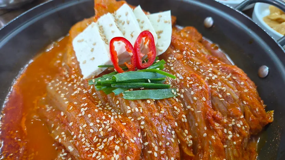 끓어오르는 묵은지뼈찜 국물
