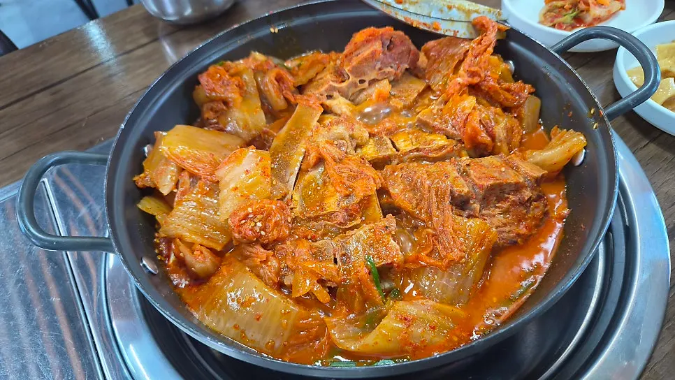 국물을 떠먹는 묵은지뼈찜 한 숟갈