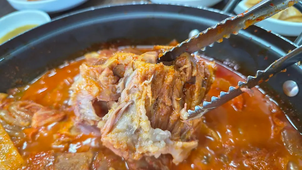 뼈에서 발라지는 돈목뼈 살코기