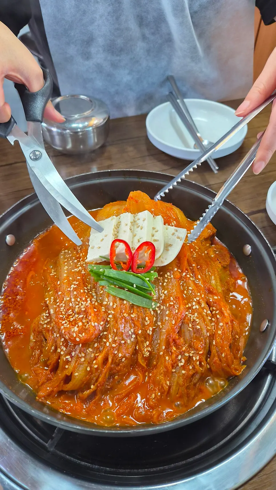 흰 쌀밥에 올린 묵은지 한 점