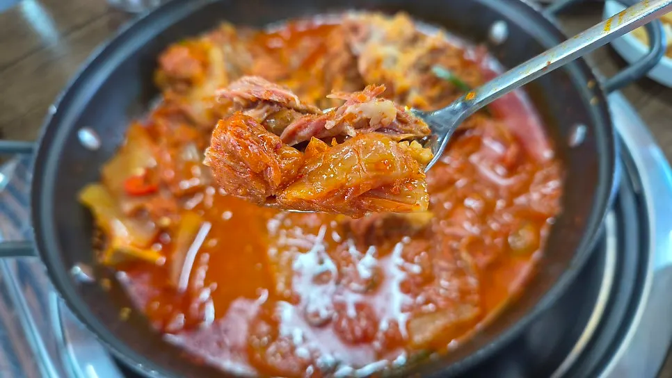 식사를 마친 관동집 테이블