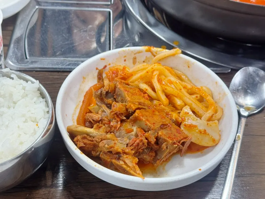 Aged-kimchi braised pork bones cut into bite-size pieces