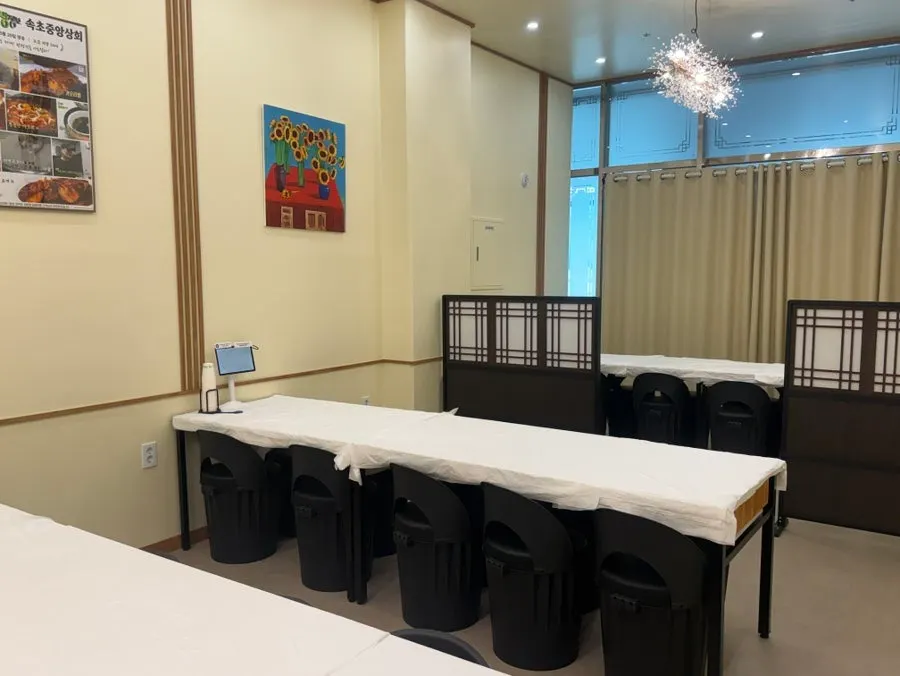 단체석이 있는 속초중앙상회 내부 전경