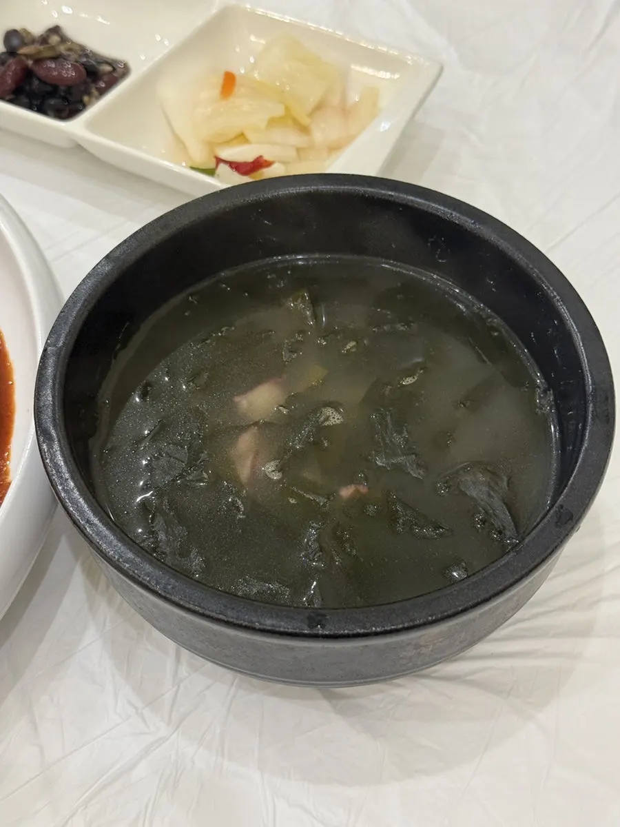 리필 가능한 기본 반찬과 미역국