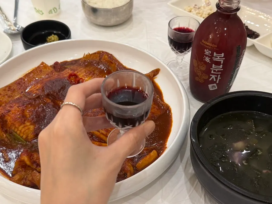 주문한 복분자 한 병과 잔