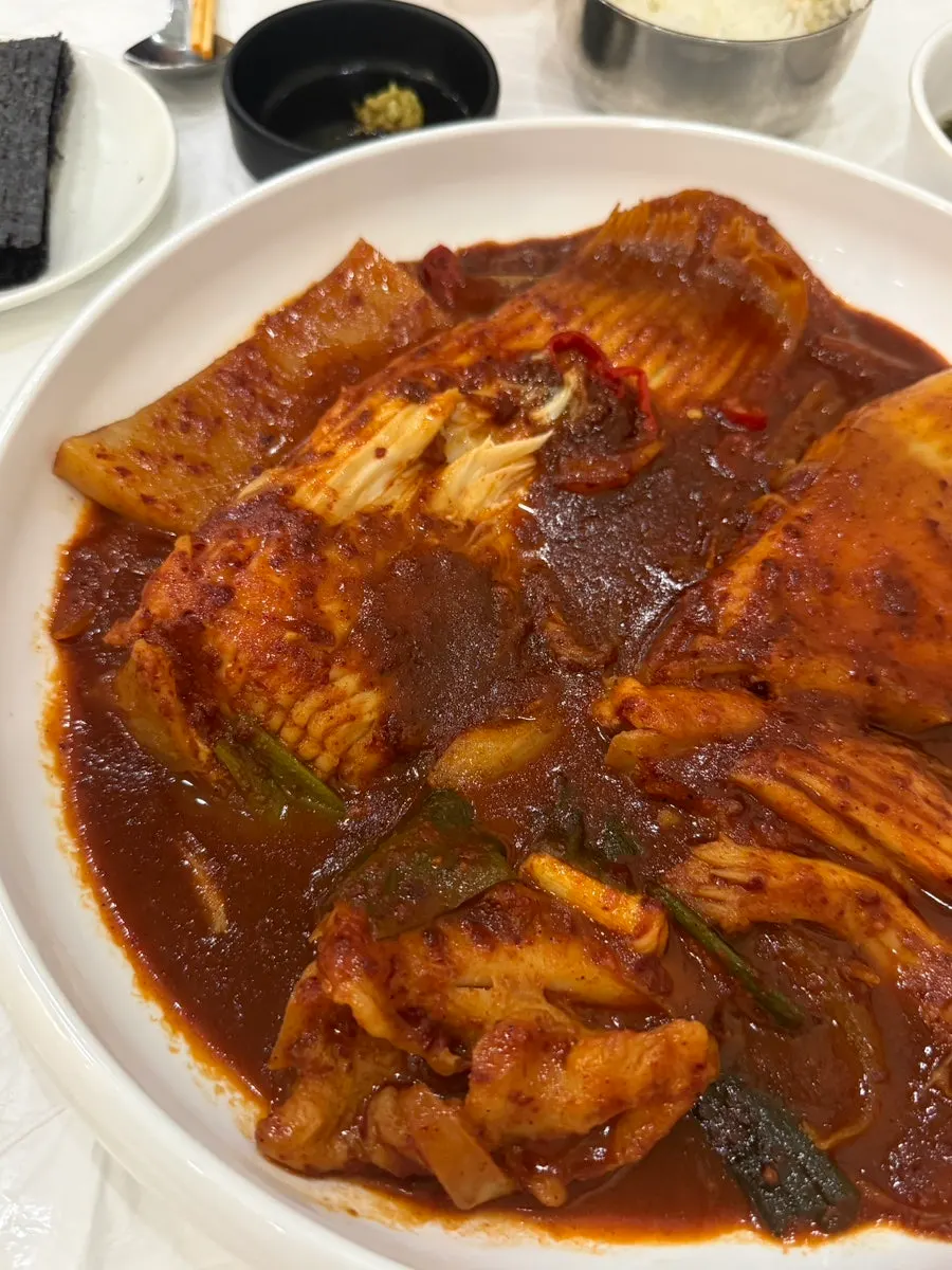 젓가락으로 집어올린 가오리살