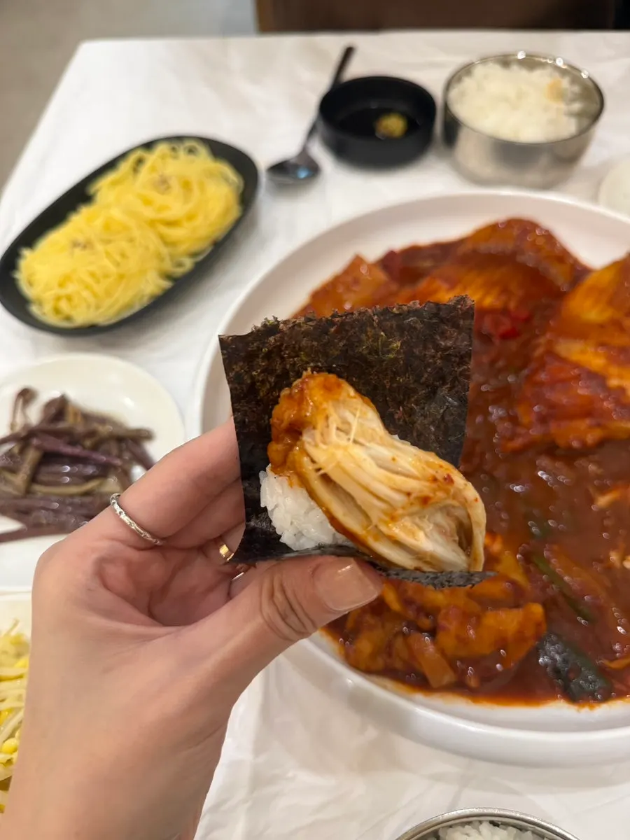 밥에 비빈 가오리찜 양념