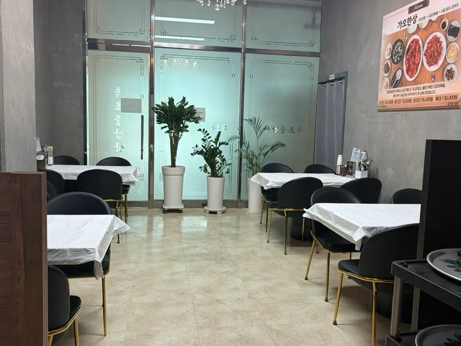 Entrance on the 1st floor of the building leading into Sokcho Jungang Sanghoe