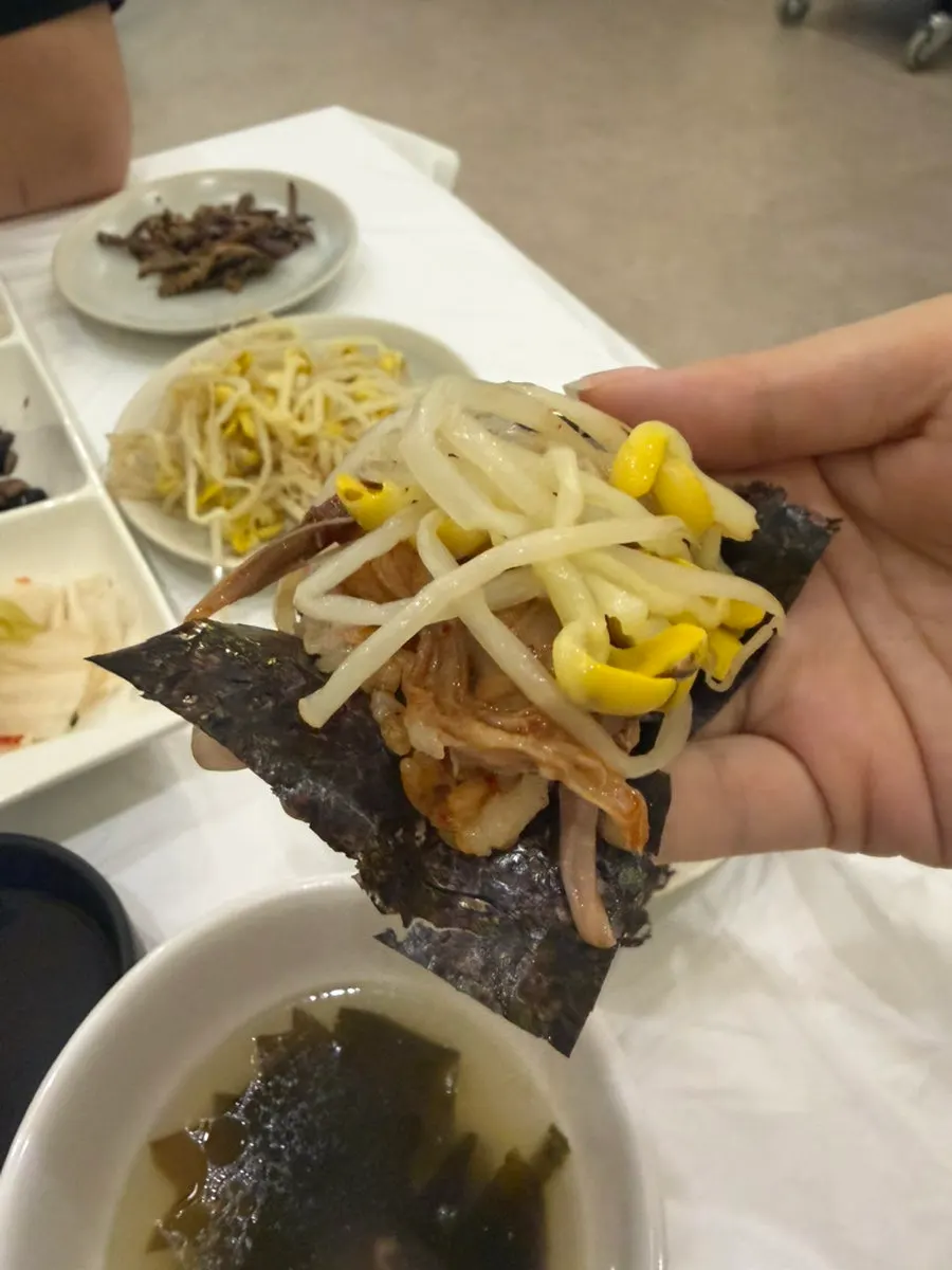A gim wrap with skate meat and bean sprouts on top