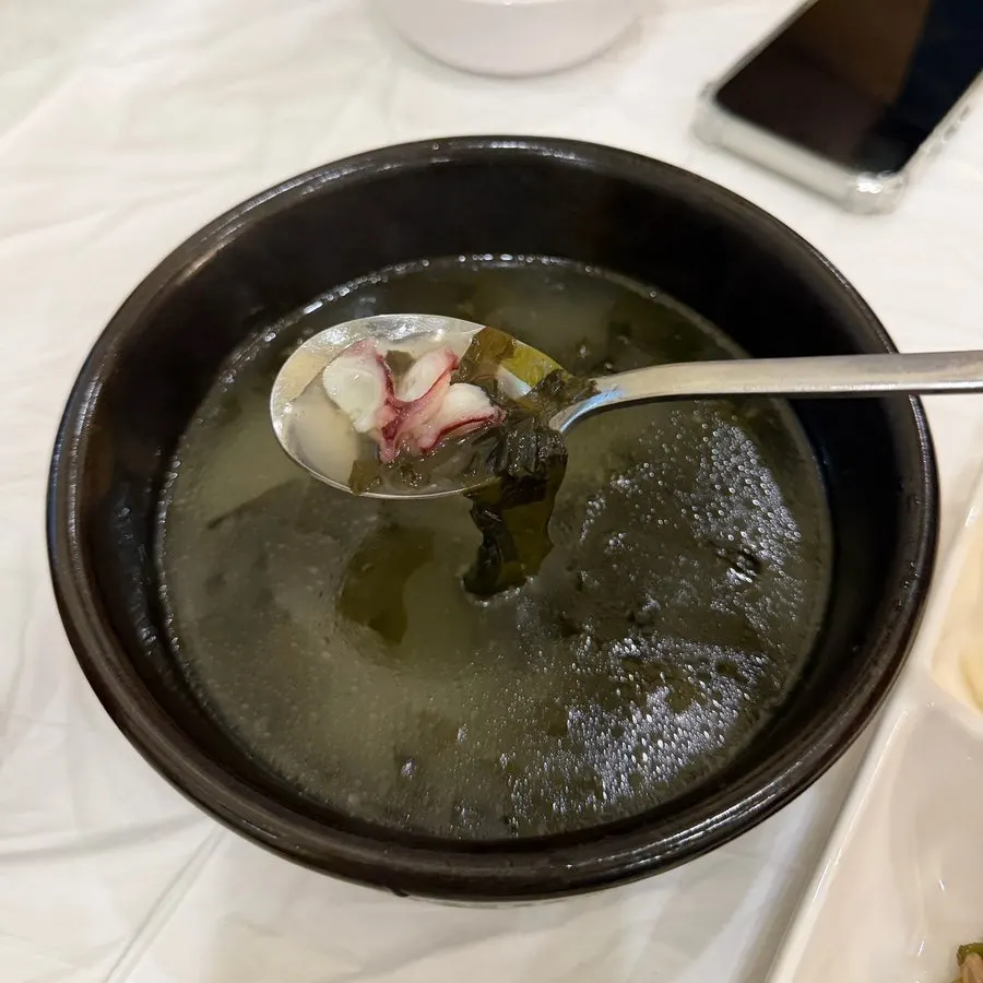 사골로 우려낸 문어미역국 한 그릇
