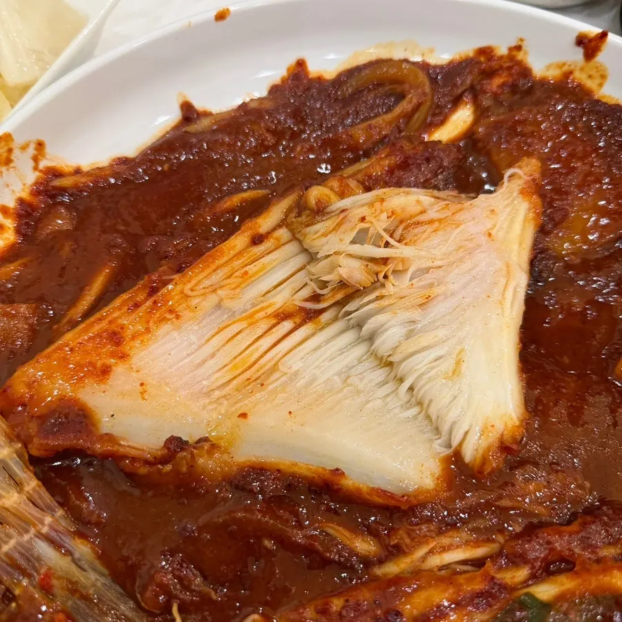 양념을 얹은 부드러운 가오리살