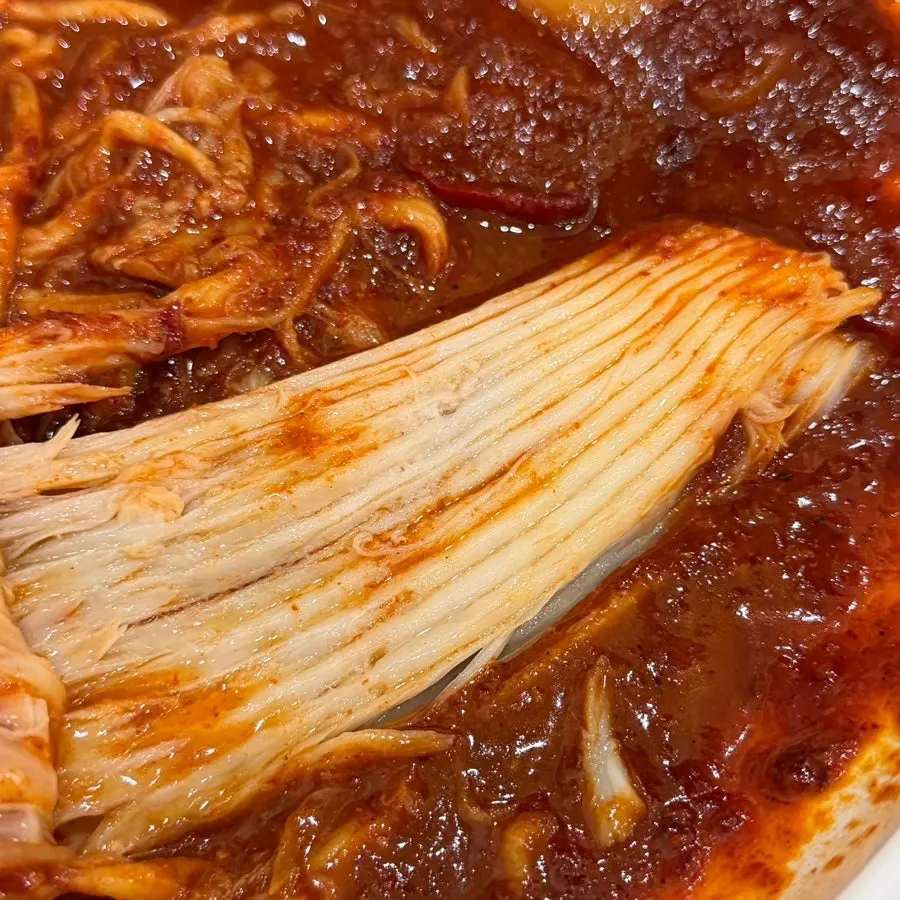 젓가락으로 집어 올린 가오리찜 한 점