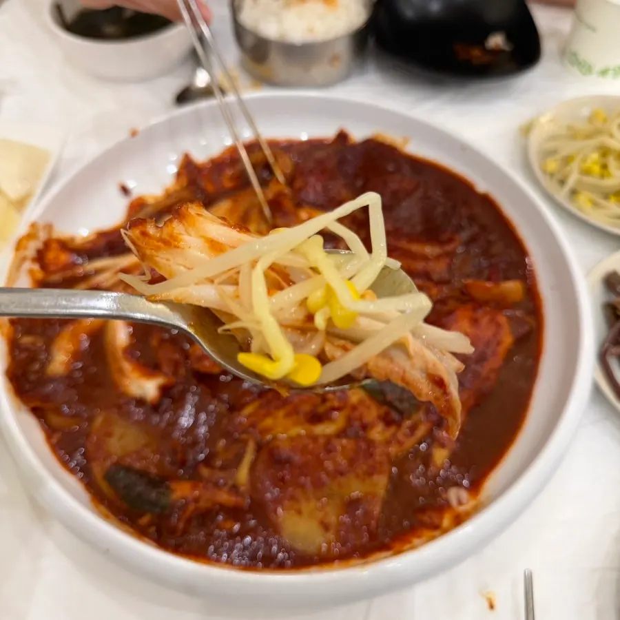 완도산 김에 가오리살을 올린 쌈
