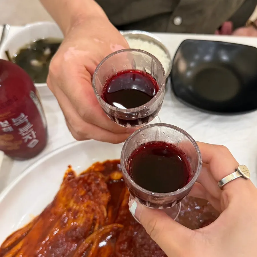 기본찬과 함께 차려진 가오리찜 한 상