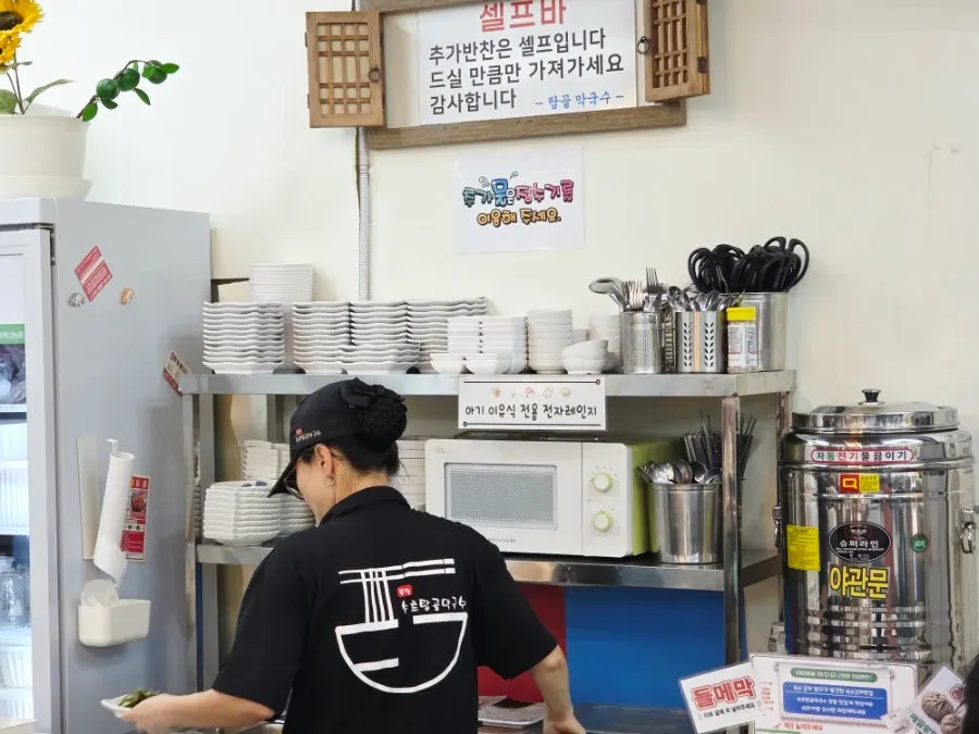贴有消毒提示的粉色儿童椅