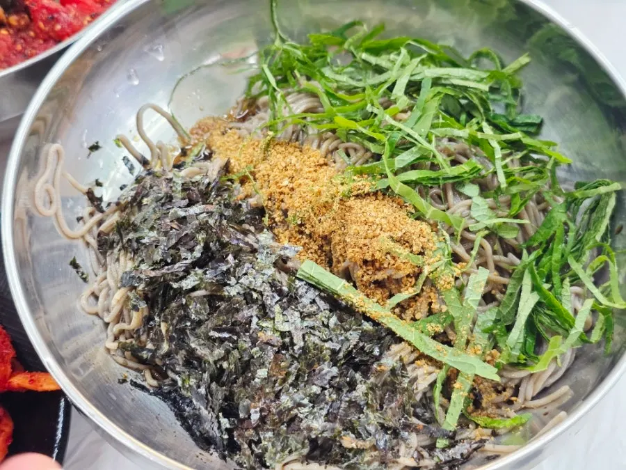 铺着苏子叶和海苔碎的香油荞麦面