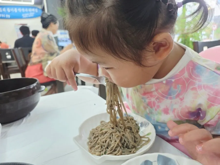 和孩子一起吃香油荞麦面