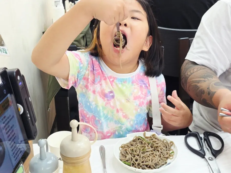 孩子用叉子吃香油荞麦面
