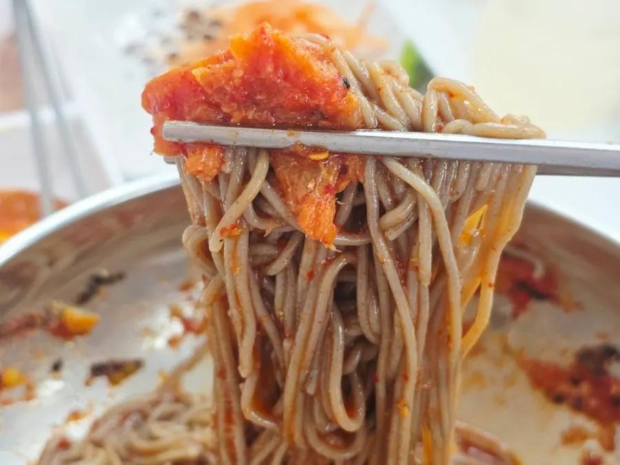 搭配明太鱼生荞麦面和水煮肉的一餐