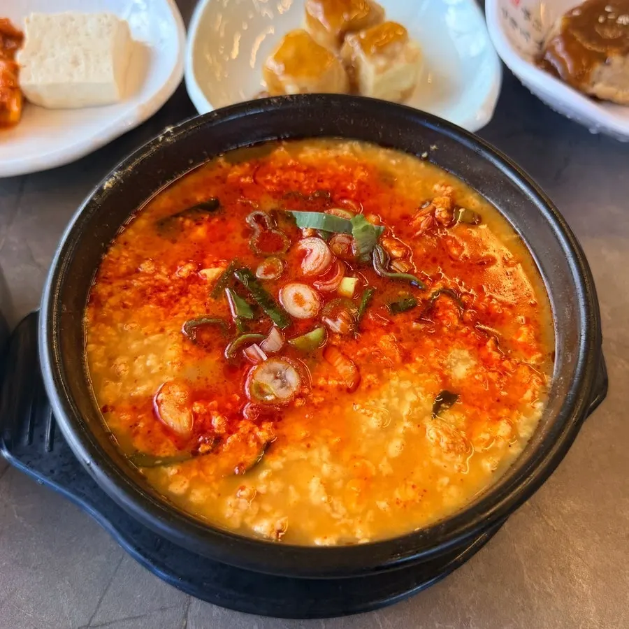 해물순두부와 반찬이 차려진 한 상