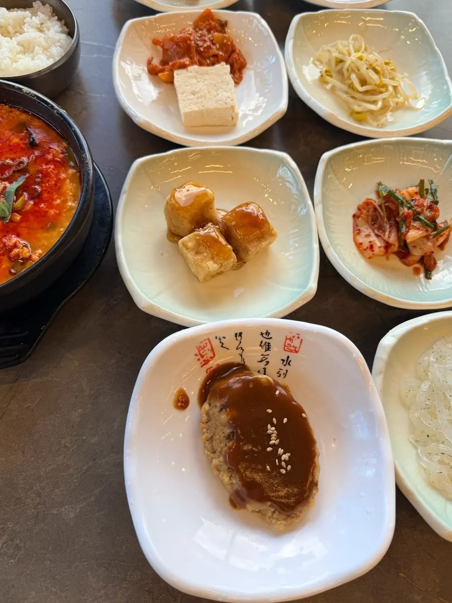 정갈하게 담긴 콩밭뜰 기본 반찬