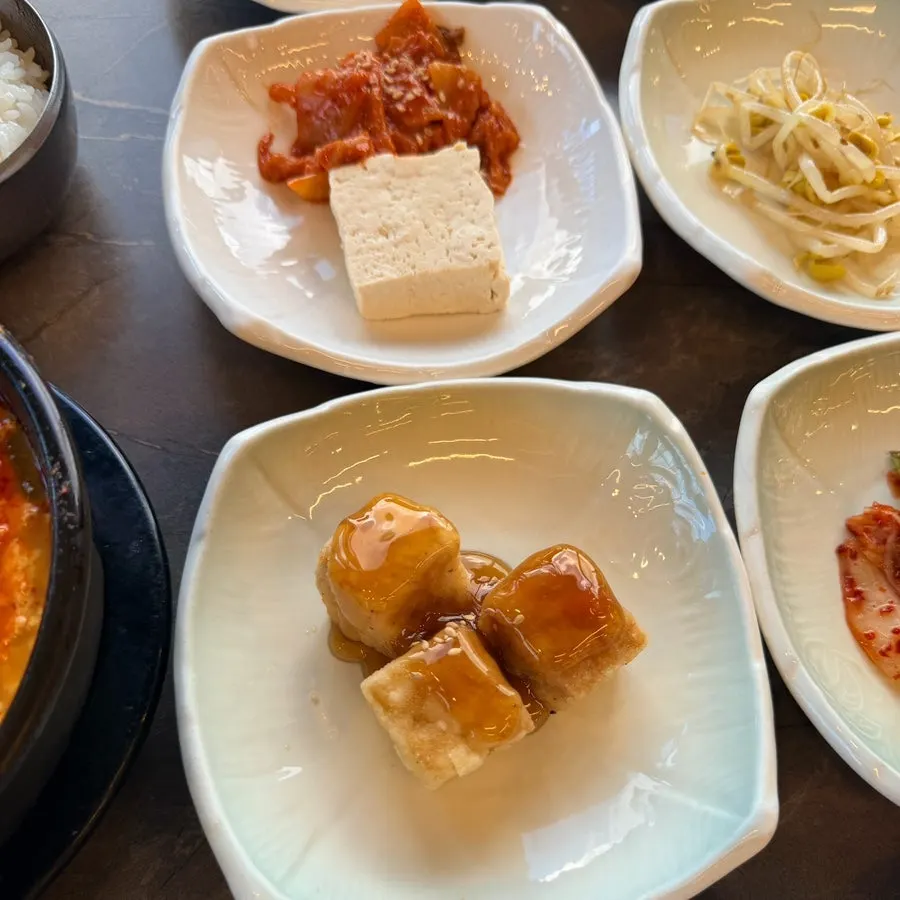 반찬으로 나온 두부김치와 두부탕수