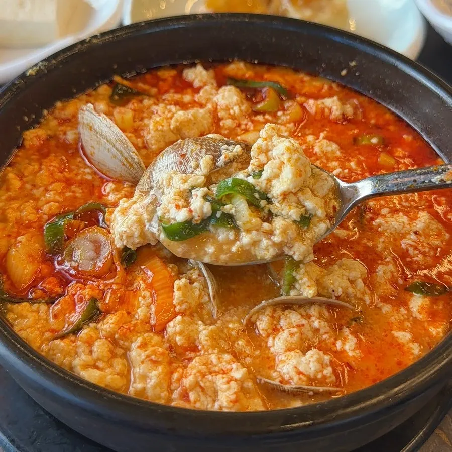 조개와 새우가 보이는 해물순두부 국물