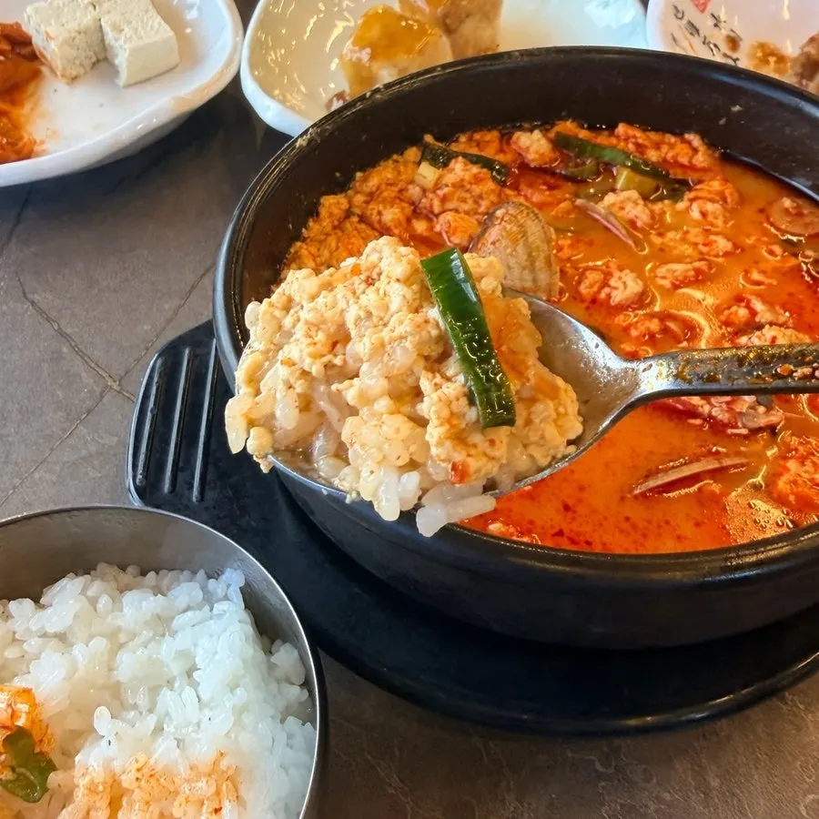 밥에 비벼 먹는 해물순두부 한 숟갈