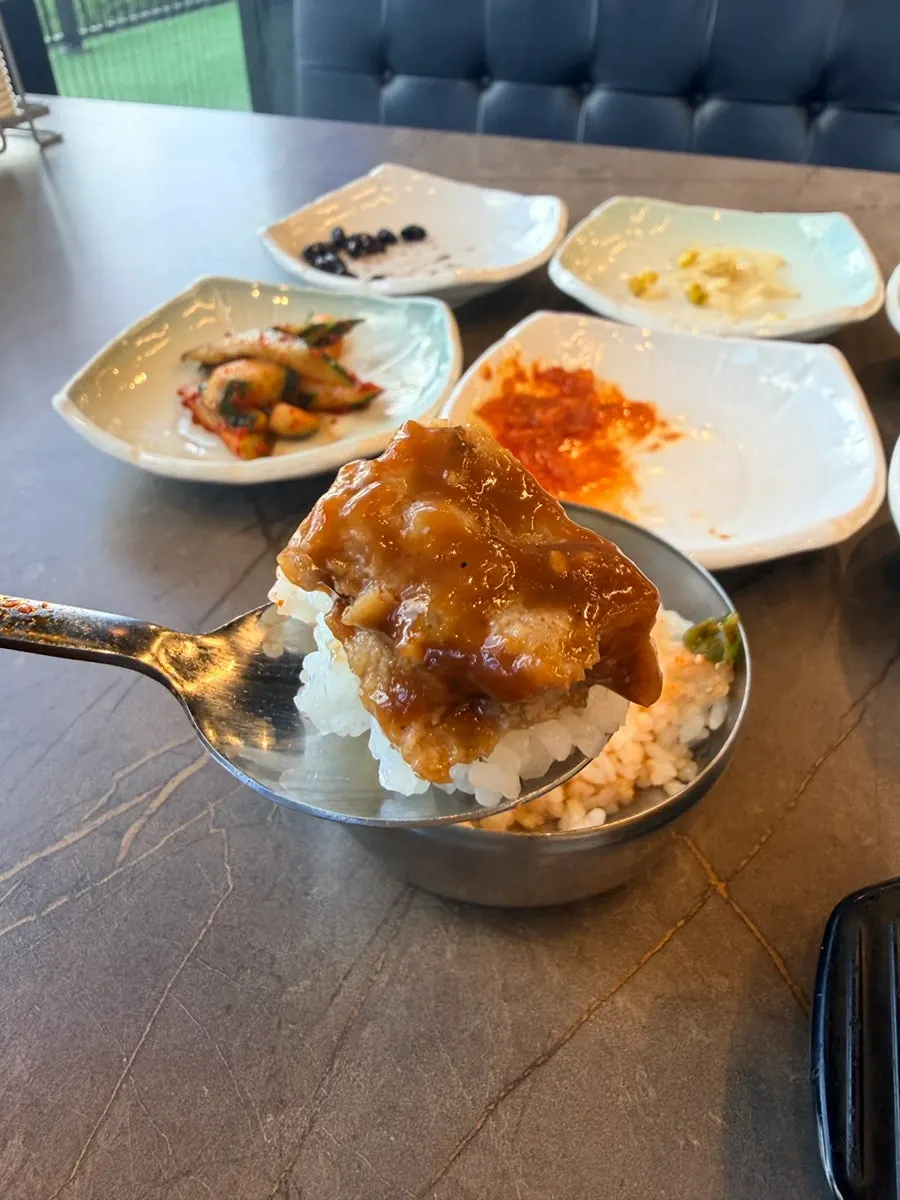 콩밭뜰 두부떡갈비 반찬 접시