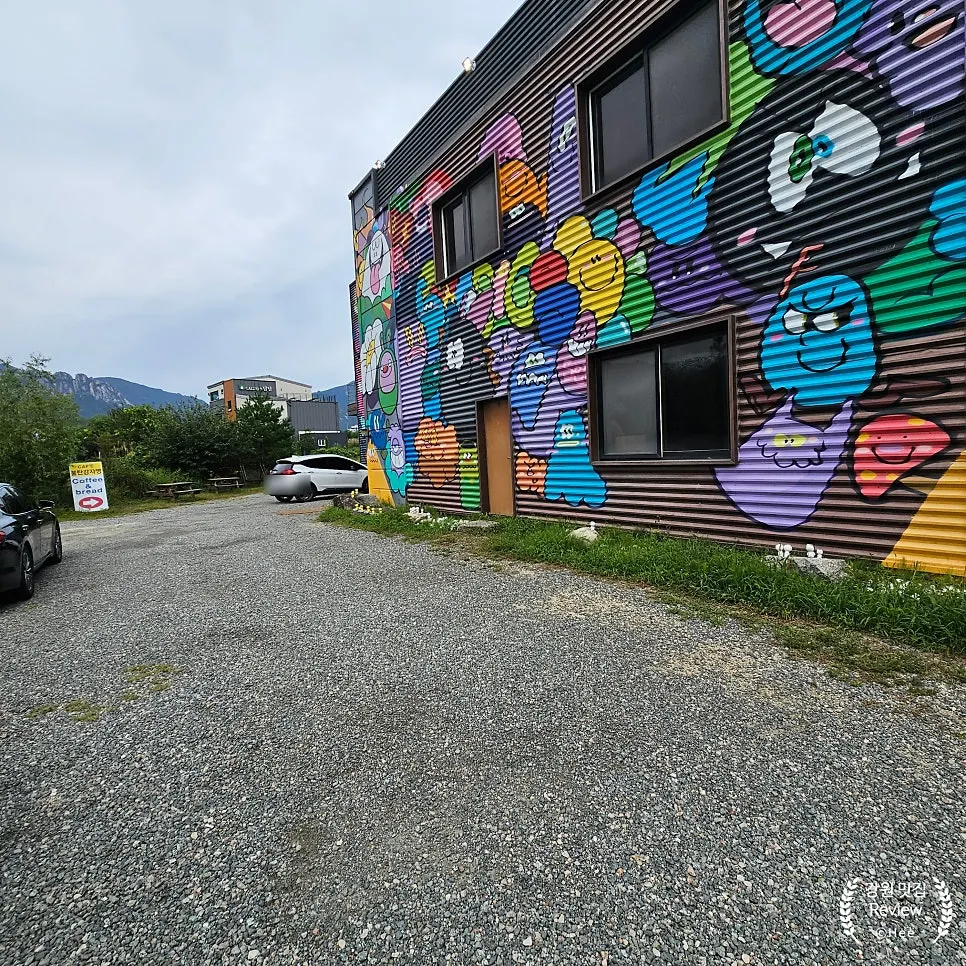 Wide free parking lot at Sokcho Bultan Gamja Bread Main Store