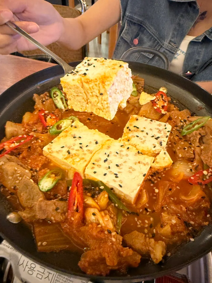 고기와 김치가 곁들여진 통두부