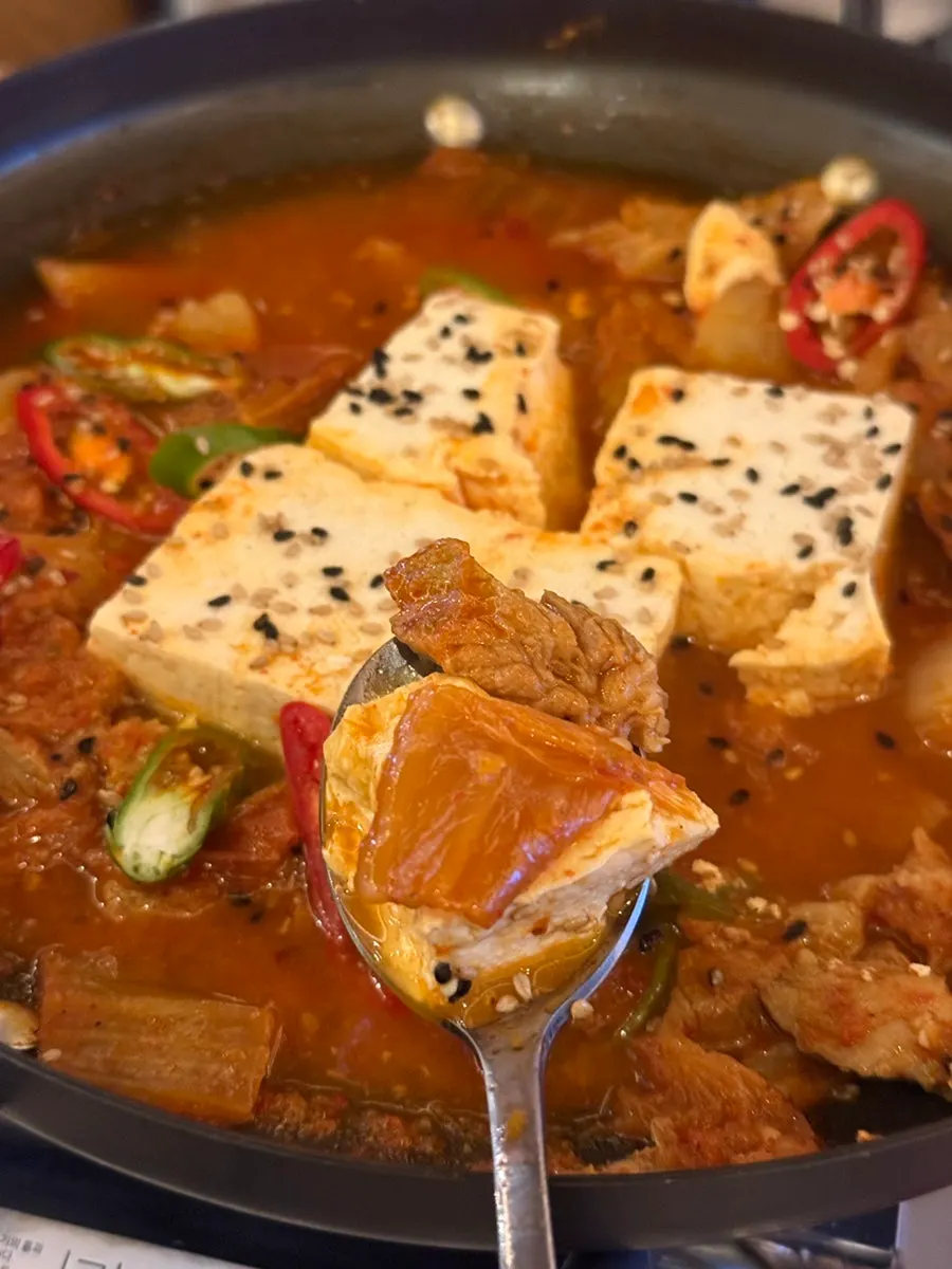 통두부 두루치기 곁들여 먹는 모습